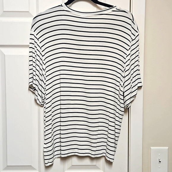 J.o&Co White and Black Stripe Super Soft Knit Scoop Neck T-shirt Large EUC - Picture 4 of 4